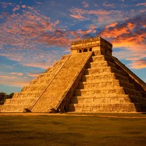 El Castillo (The Kukulkan Temple) of Chichen Itza, mayan pyramid in Yucatan, Mexico