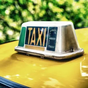 Cartel de taxi en un taxi amarillo en Funchal