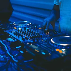 DJ