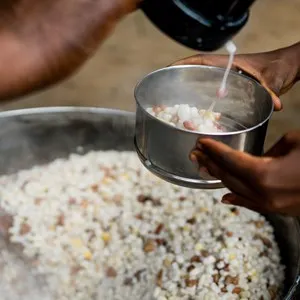 africans making porridge
