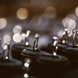 A lot of rings in jewelry window display