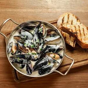 black mussels in creamy cheese and garlic sauce