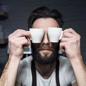Barista wit espresso cups