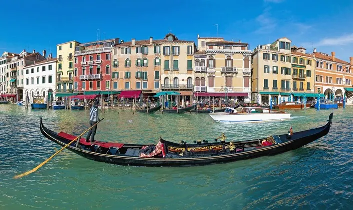 Private Venice Gondola Experience with Serenade - 30 minutes
