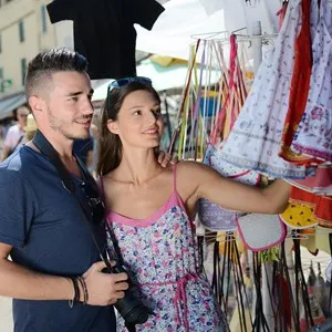 sis het white couple picking souvenirs